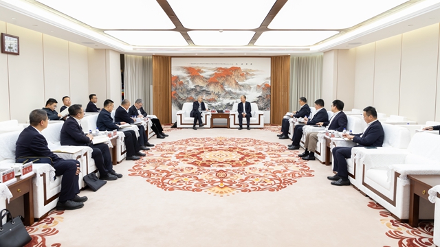 莫鼎革與中國(guó)一重黨委書記、董事長(zhǎng)徐鵬舉行會(huì)談