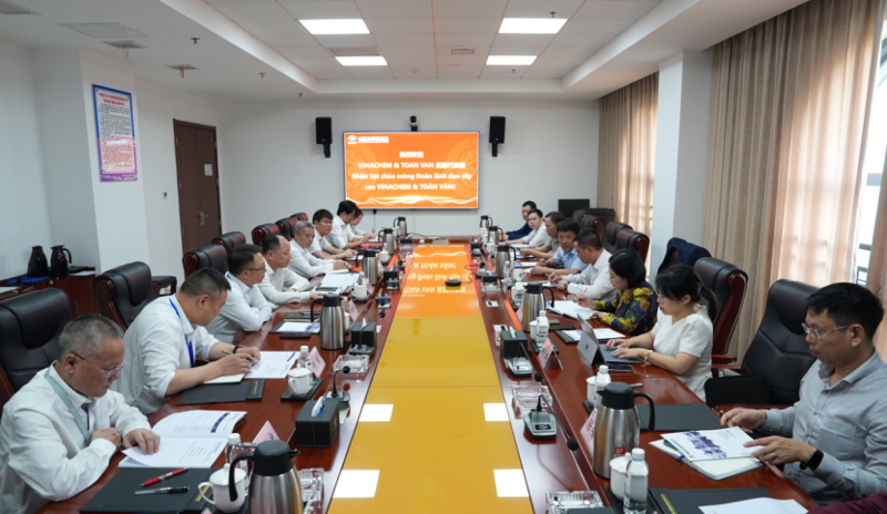 周鴻會(huì)見越南化學(xué)工業(yè)總公司寧平氮肥廠總經(jīng)理阮日憲、越南三云綜合貿(mào)易股份公司董事長(zhǎng)謝氏青云